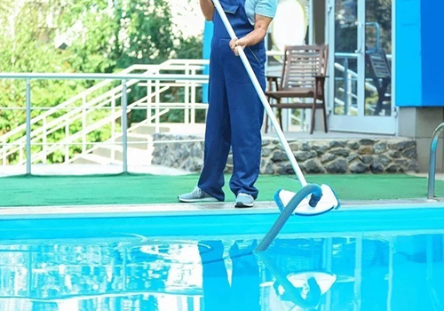 Technician performing routine weekly pool maintenance in Florida